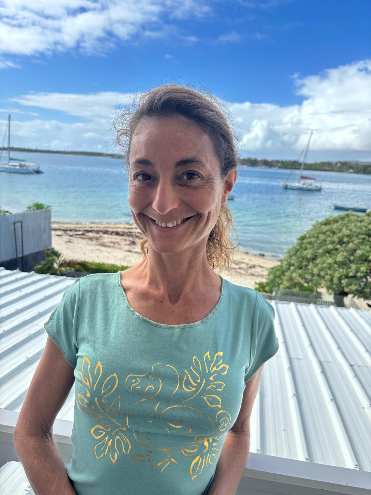 Portrait de Marion Macherez au bord de l’eau.